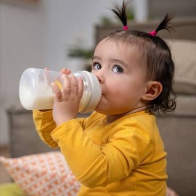 Aseguran el abastecimiento de leche fortificada en salitas y hospitales de toda la provincia