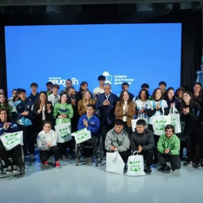 Figueroa entregó becas a deportistas neuquinos de mediano y alto rendimiento