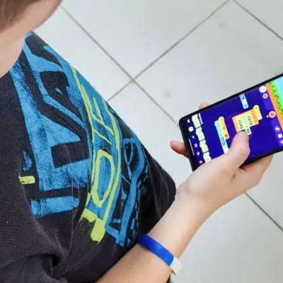 El gobierno provincial reglamentó la ley que regula el uso de celulares en las escuelas