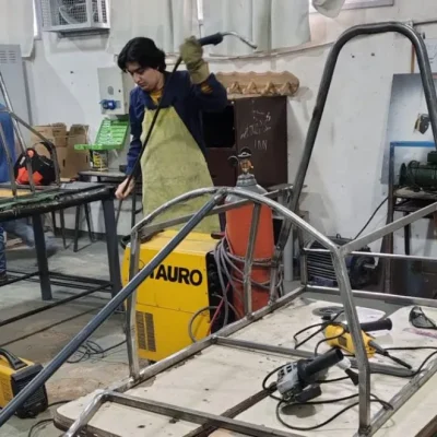 Los equipos calientan motores en el armado de chasis y carrocería de sus autos ecológicos
