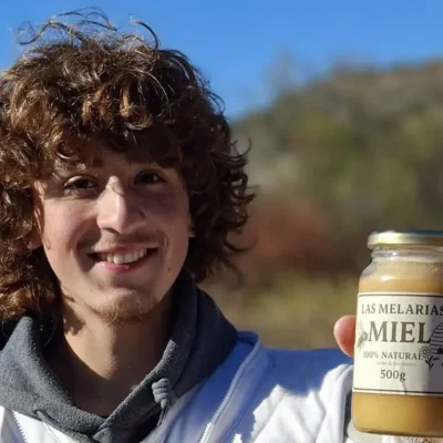 Agustín, el joven juninense que convirtió su pasión por las abejas en un emprendimiento