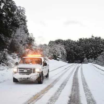 Con un amplio operativo, la Provincia enfrenta un nuevo frente de nevadas y lluvias intensas